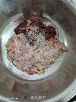 鸭杂炒葱段步骤2
