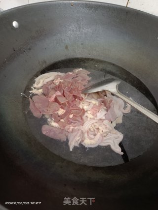 鸭杂炒葱段步骤3