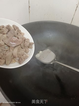 鸭杂炒葱段步骤5