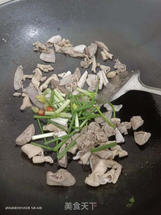 鸭杂炒葱段步骤6