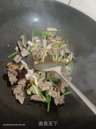 鸭杂炒葱段步骤7
