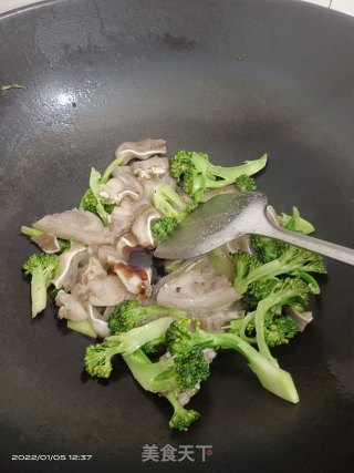 猪头肉炒菜花步骤4
