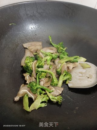猪头肉炒菜花步骤5