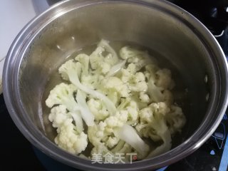 香菇胡萝卜炒花菜步骤2