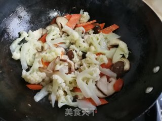 香菇胡萝卜炒花菜步骤5