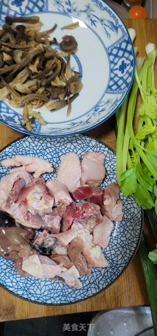 鹿茸菇焖鸡步骤1
