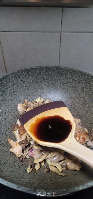 鹿茸菇焖鸡步骤6