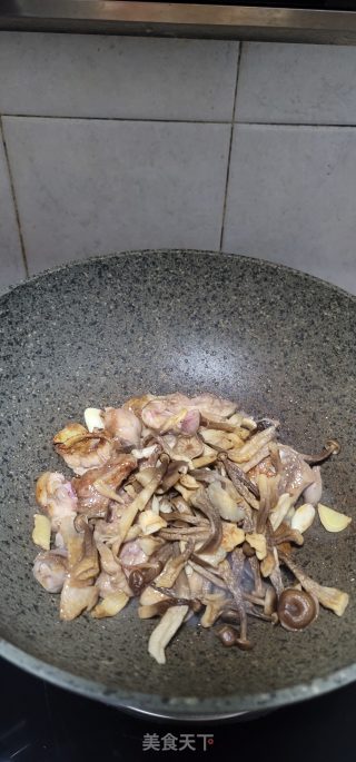 鹿茸菇焖鸡步骤5