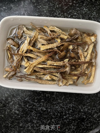 鹿茸菇炒肉饼步骤1
