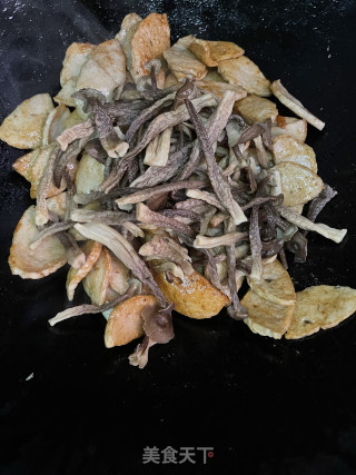 鹿茸菇炒肉饼步骤7