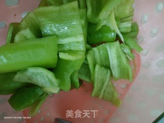 五花肉炒尖椒步骤2