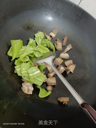五花肉炒尖椒步骤5