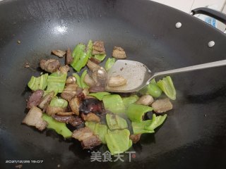五花肉炒尖椒步骤6