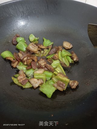 五花肉炒尖椒步骤7