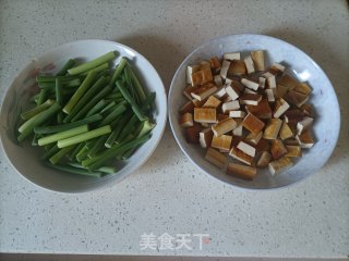 蒜苔炒香干步骤1 蒜苔炒香干步骤1