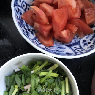 蒜苗番茄炒菜花步骤2