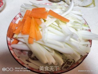 醋溜白菜根炒胡萝卜步骤1