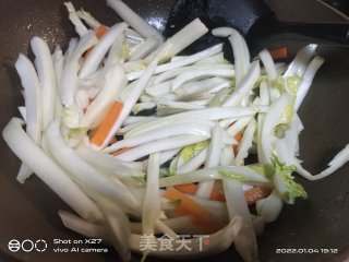 醋溜白菜根炒胡萝卜步骤2