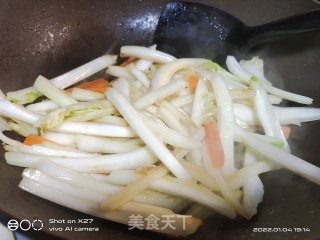 醋溜白菜根炒胡萝卜步骤3