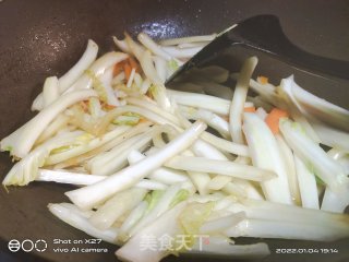 醋溜白菜根炒胡萝卜步骤5
