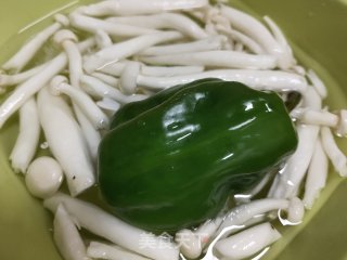 青椒白玉菇炒鸡蛋步骤1