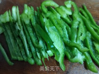 青椒白玉菇炒鸡蛋步骤6