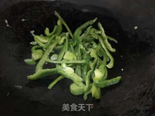 青椒白玉菇炒鸡蛋步骤7