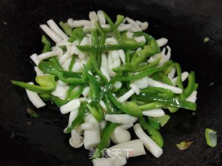 青椒白玉菇炒鸡蛋步骤8
