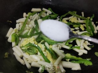 青椒白玉菇炒鸡蛋步骤10