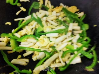 青椒白玉菇炒鸡蛋步骤12