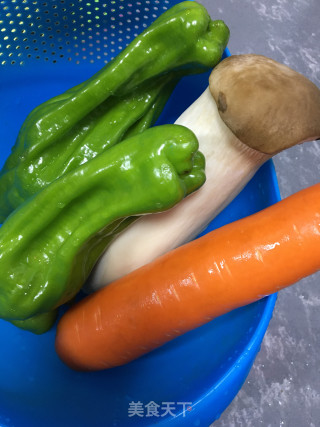 五花肉炒三色步骤1