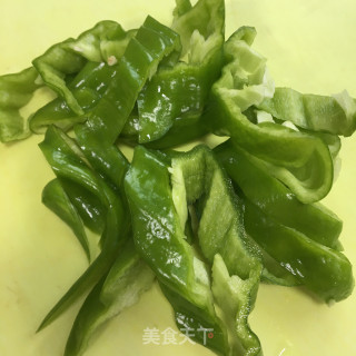 五花肉炒三色步骤4