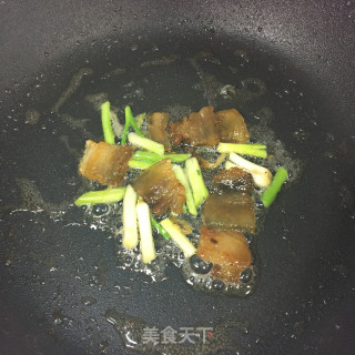 五花肉炒三色步骤7