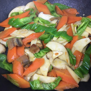 五花肉炒三色步骤11