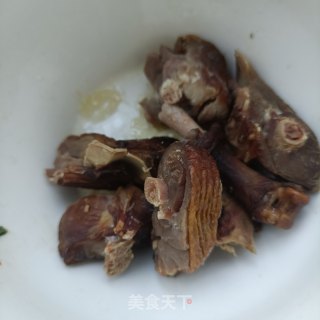 腊鸭腿萝卜煲步骤1