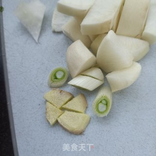 腊鸭腿萝卜煲步骤2