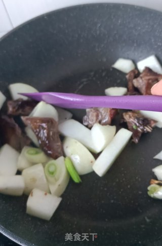 腊鸭腿萝卜煲步骤5