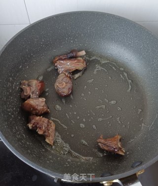 腊鸭腿萝卜煲步骤4