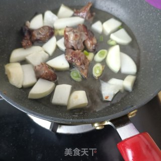 腊鸭腿萝卜煲步骤6