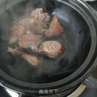 腊鸭腿萝卜煲步骤7