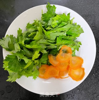 芹菜叶炒鸡蛋步骤2