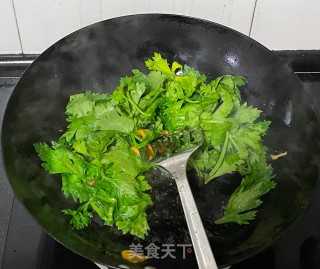 芹菜叶炒鸡蛋步骤5