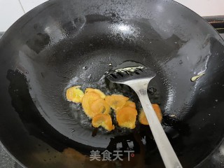 芹菜叶炒鸡蛋步骤4