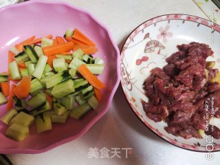 黄瓜胡萝卜炒牛肉步骤1