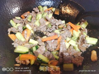 黄瓜胡萝卜炒牛肉步骤4