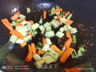 黄瓜胡萝卜炒牛肉步骤3