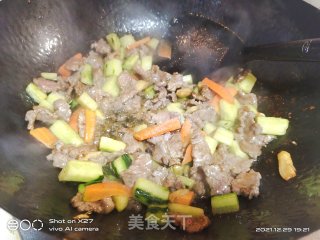 黄瓜胡萝卜炒牛肉步骤6