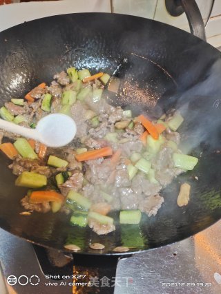 黄瓜胡萝卜炒牛肉步骤5
