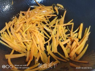 韭黄炒胡萝卜丝步骤2