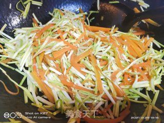 韭黄炒胡萝卜丝步骤5